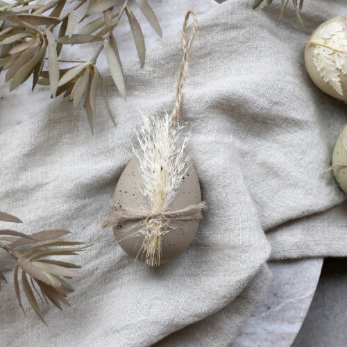 Osterei mit getrockneten Blumen