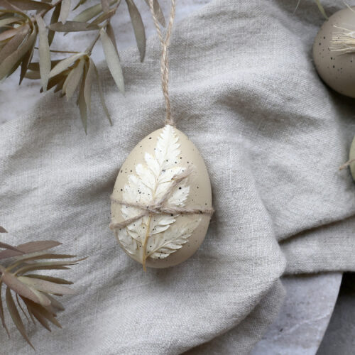 Osterei mit getrockneten Blumen