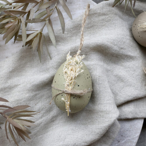 Osterei mit getrockneten Blumen