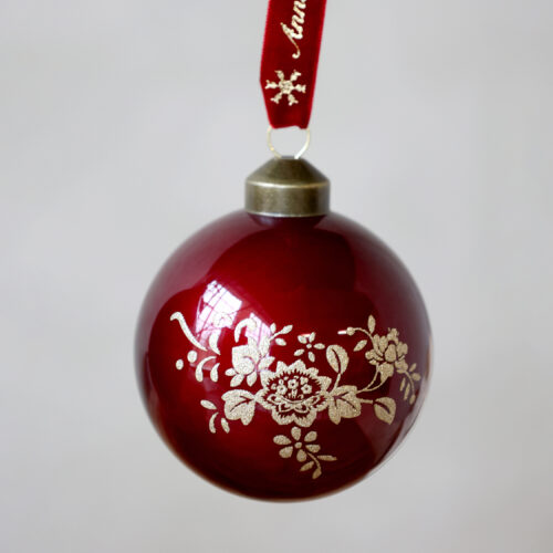 Weihnachtskugel in der Farbe rot