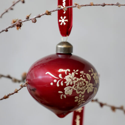 Weihnachtskugel in der Farbe rot