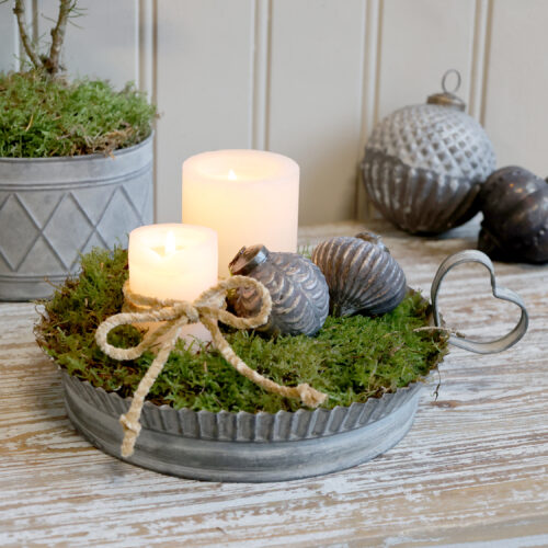 Tablett mit herzförmigen Griff und gewelltem Rand